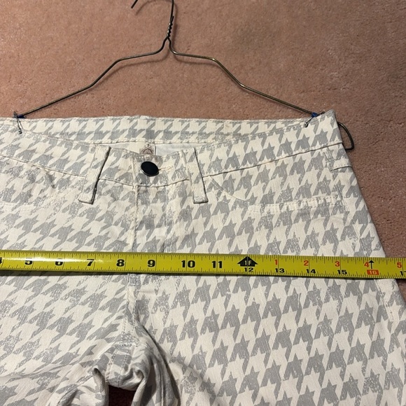 Francesca’s Gray & White Jean Like Patterned Pants. Size 27 - Picture 8 of 10